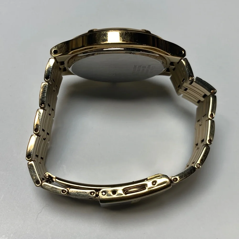 Seiko solar, V157-0AA0 R2, gold tone, white textured dial, vintage